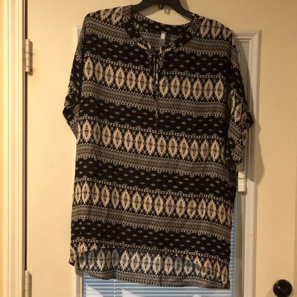 Honeyme Curvy Black and tan Aztec top